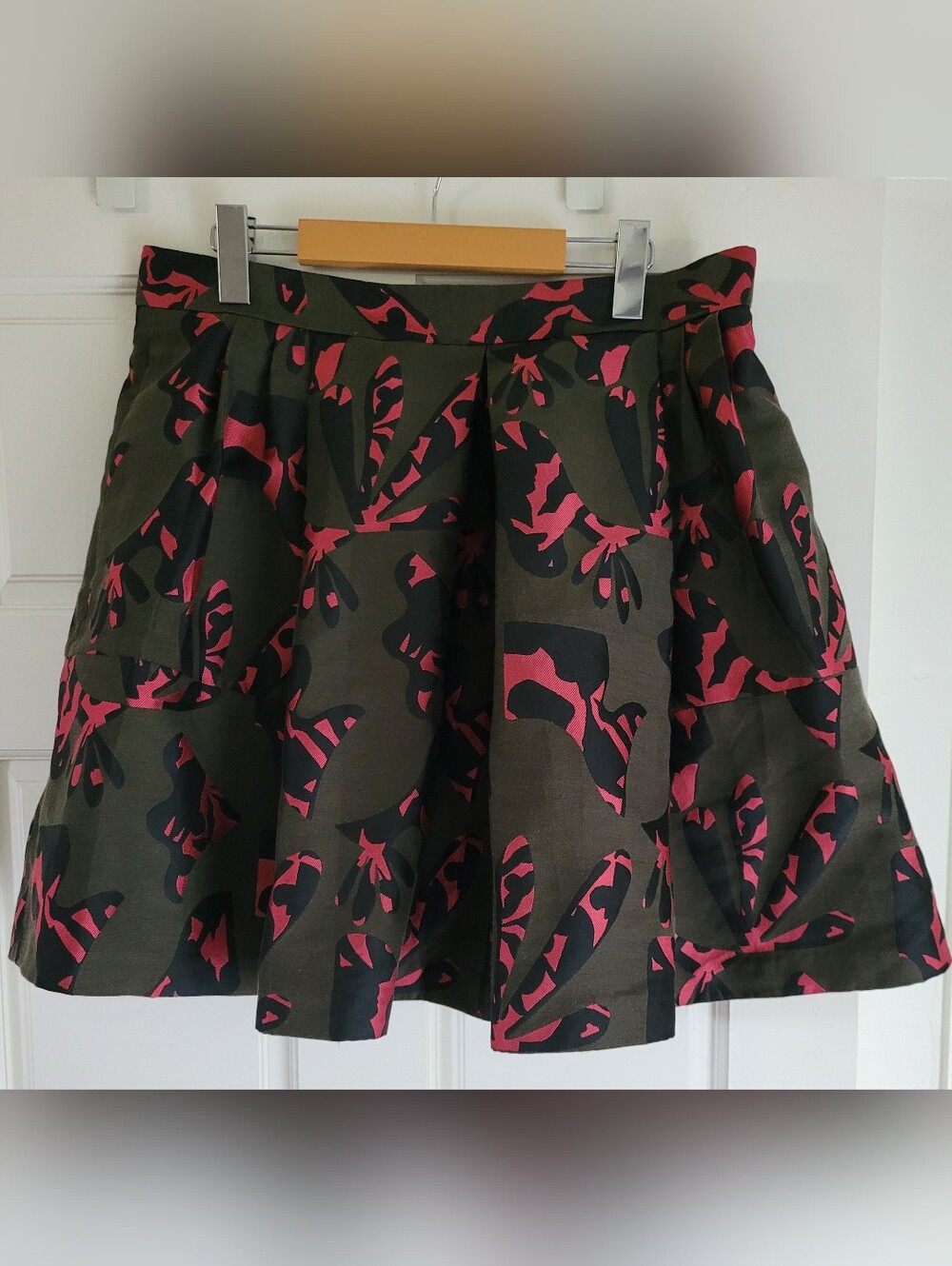 BANANA REPUBLIC Full Flare, Pleated Shorter Skirt in Olive Green with Pink Print